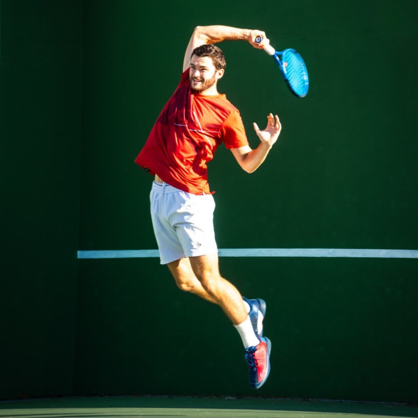 Photo shared by Pontevedra International Open on October 10 2024 tagging @clubdetenispontevedra. Puede ser una imagen de una persona jugando al tenis raqueta y